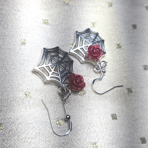 Cobweb & Rose Dangle Silvertone Red Earrings NWT - Picture 5 of 5
